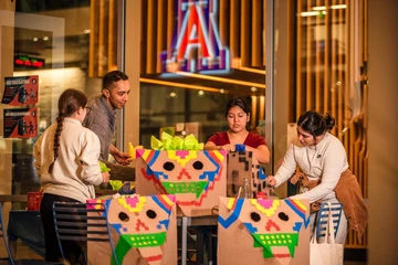 students decorating dia de los muertos props
